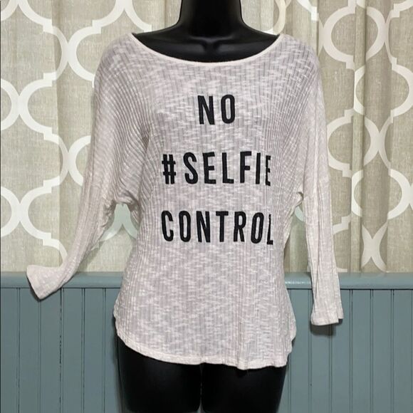 Daytrip Off-white With Black Letters “No Selfie Control” Batwing Sleeve Blouse L - Picture 2 of 15